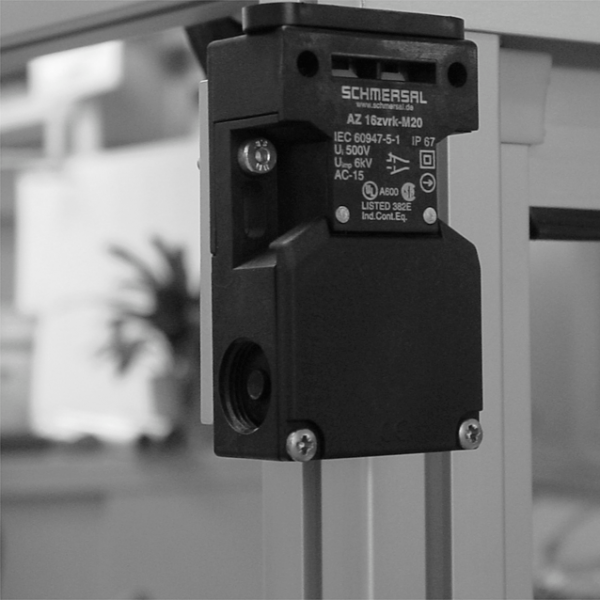 NOSILEC VARNOSTNEGA STIKALA Z VZMETNIMI MATICAMI